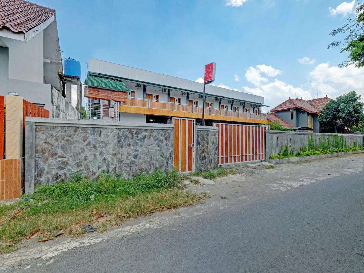 Oyo 90325 Pondok Dnayu Syariah Jarakan Luaran gambar